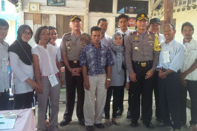 Kapolda Jambi,Brigjen Pol Lutfi Lubihanto, bersama Kadivkum Polri, Irjen M Iriawan, pagi ini (9/12) memantau pencoblosan di TPS 15, Thehok, Kota Jambi.