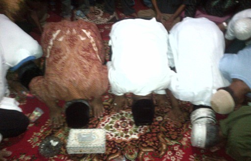 Safa bersama tim sukses sujud sukur usai memastikan kemenangan via hitung cepat