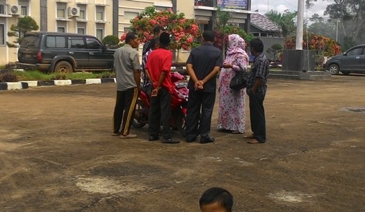 Mardanelly Abdullah Hich saat berada di salah satu TPS di Tanjab Timur Rabu (9/12)