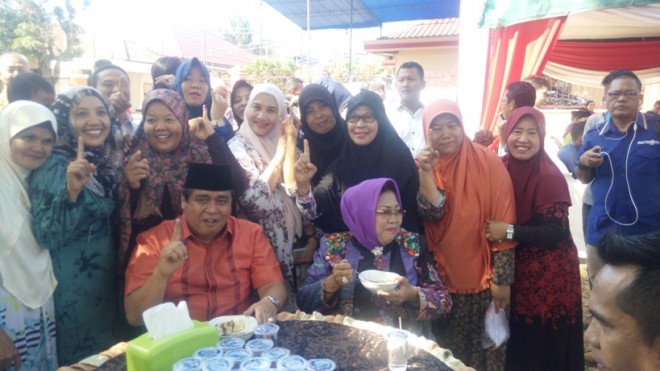 HBA dan Yusniana bersama masa pendukung sarapan di TPS usai mencoblos