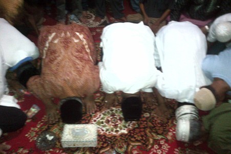 Sujud syukur Safrial bersama dengan seluruh tim sukses 