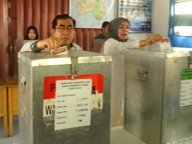 AJB saat menyalurkan hak pilih Rabu (9/12)