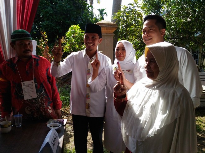 Edi Purwanto, Ari Puspita Rini, Ikhsan Yunus dan ibunda tercinta Supini