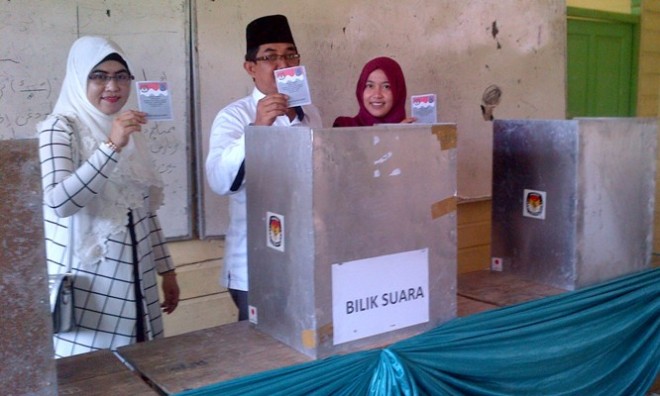 Anwar Sadat di dampingi istri dan anak mencoblos di Tungkal Rabu (9/12)