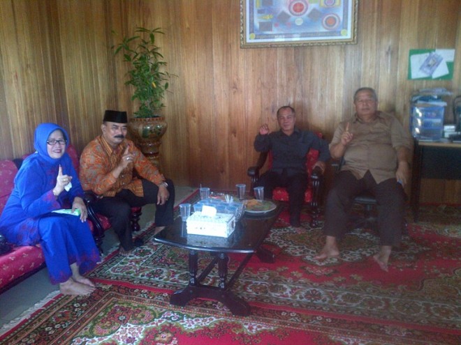 Amir Sakib saat berada di kediaman Safrial 