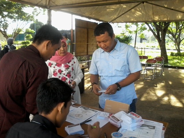 Romi Haryanto saat menyalurkan hak pilihnya di Tanjab Timur