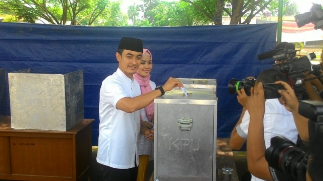 Zum Zola saat mencoblos di Pilkada 9 Desember lalu