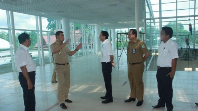 Walikota Jambi SY Fasha meninjau pembangunan bandara STS Jambi beberapa waktu lalu