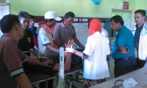 Pekerja jembatan Samsudin Uban saat dirawat di RS Abunjani Bangko