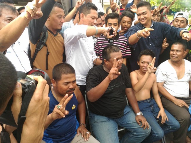 Direktur Center ZZ-FU mencukur  rambut pendukung ZZ-FU paska dinyatakan menang hitung cepat