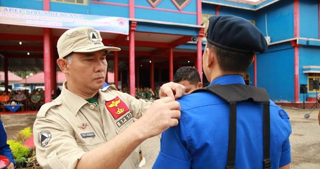Walikota Menyematkan Tanda Siaga Bencana Kepada Petugas.