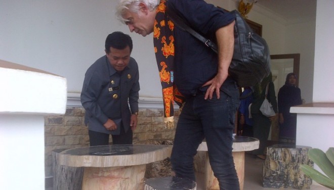 Ahli geologi dari Amerika saat melihat batu sungkai yang sudah dibuat menjadi kursi dan meja di rumah dinas bupati Merangin, bersama Bupati Merangin Al Haris