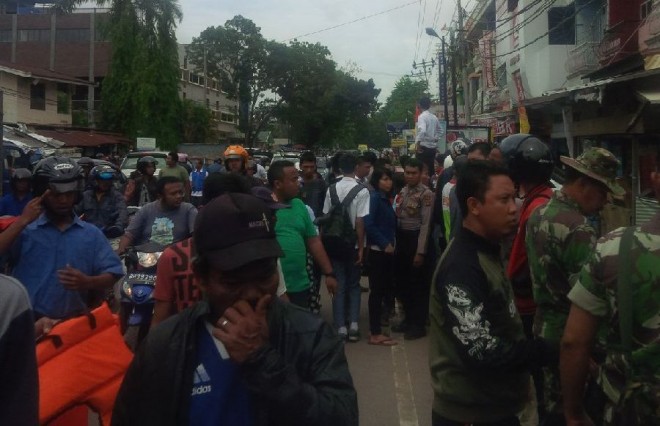 Suasana saat  jenazah korban yang tenggelam di Jelutung kemarin ditemukan pagi ini (14/12)