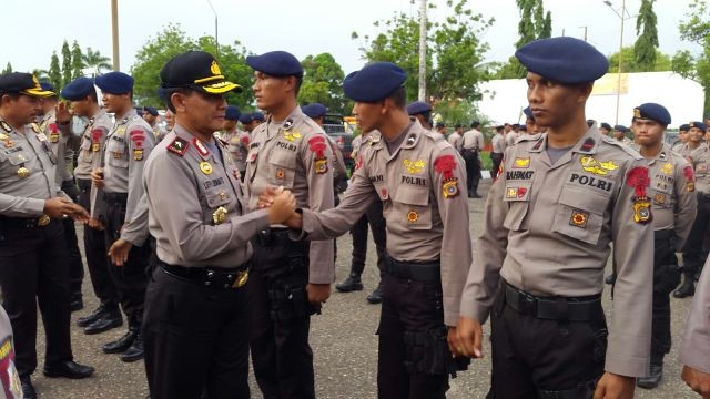 Kapolda Jambi, Brigjen Pol Lutfi Lubihanto melepas pasukan Brimob kembali ke tempat tugas masng-masing paska pengamanan Pilkada di Jambi (14/12)