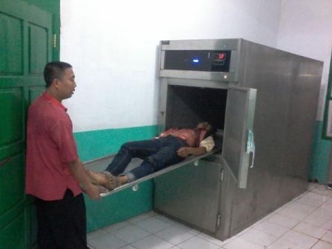 Jenazah Oyong saat beada di kamar jenazah RSU Raden Mataher Jambi Senin (24/12)