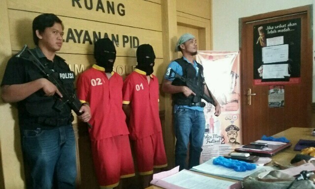 Dua tersangka saat diamankan 