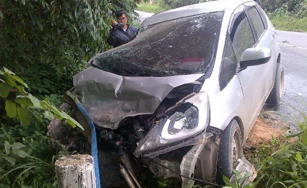 Honda Jazz BA 1763 SF remuk setelah bertabrakan dengan truk fuso BE 9033 BK  di KM 27 Jalan Lintas Timur Sengeti