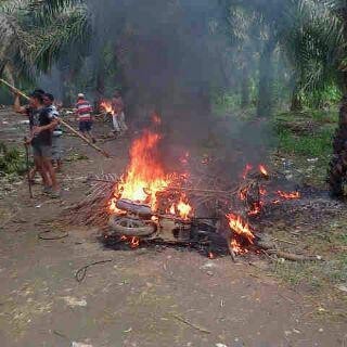 Sisa bentrok antara SAD dan warga Kungkai Selasa kemarin (16/12)