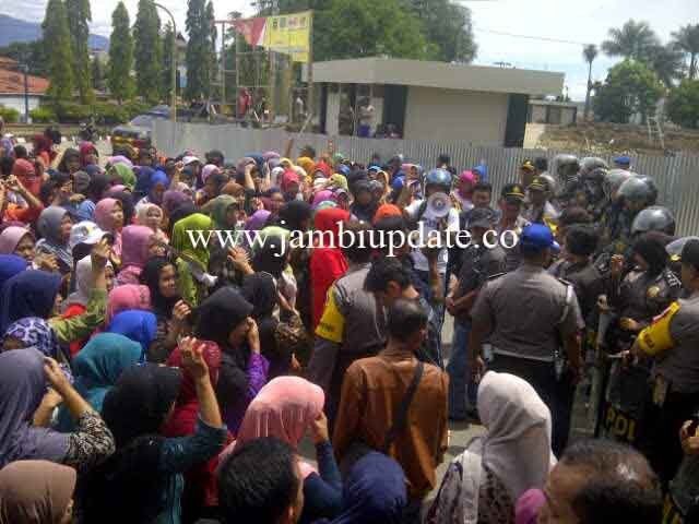 Massa HM-NJ saat menggelar aksi di seputaran gedung Nasional tempat berlangsungnya tapat pleno KPU Kota Sungaipenuh