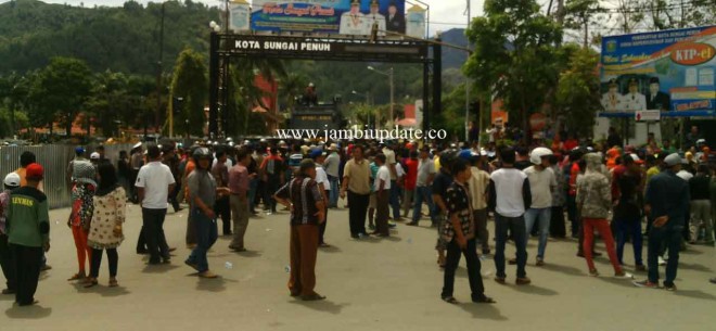 Aksi demontrasi di Sungai Penuh siang ini (17/12)