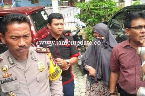 Syafnidawti Hariza (33, pakai jilbab) pelaku penggelapan 11 mobil diringkus petugas Kepolisin Sektor (Polsek) Jelutung. 
