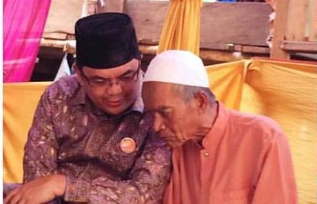 Ivan Wirata bersama salah seorang warga Muaro Jambi dalam sebuah kesempatan. Warga menaruh harapan besar agar Ivan Wirata bisa memimpin Muaro Jambi