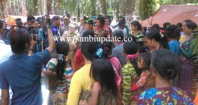 Unsur Forkopimda saat mendata warga SAD yang mengungsi paska betrok, Kamis siang (17/12).