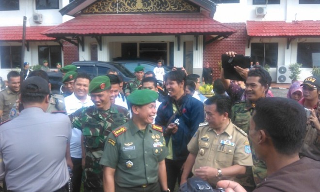 Danrem dan Bupati Merangin usai memimpin pertemuan kesepakatan damai antara SAD dan warga Kungkai (17/12)