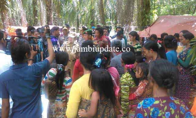 Unsur Forkopimda saat mendata warga SAD yang mengungsi paska betrok, Kamis siang (17/12)