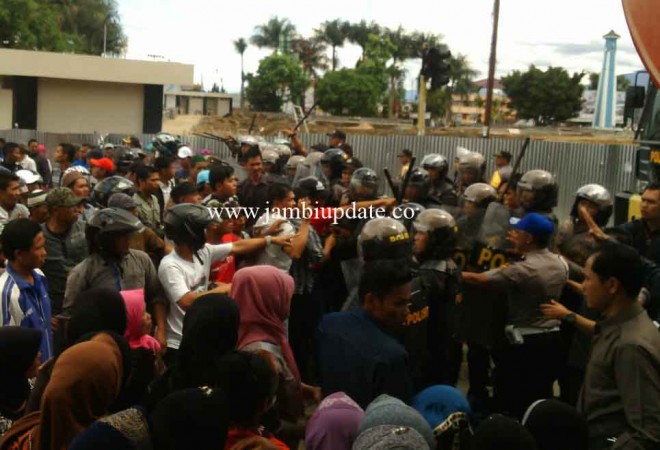 Massa HM-NJ terlibat keributan dengan aparat keamanaan saat berusaha menerobos pagar betis polisi (17/12)