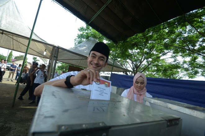 Cagub Zumi Zola saat mencoblos bersama istri tercinta Sherin Tharia 9 Desember lalu