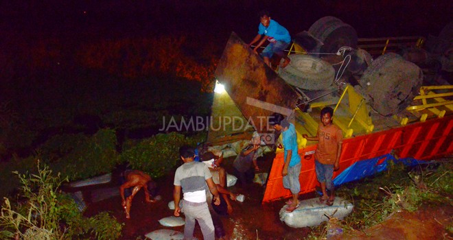 Satu unit mobil Fuso BE 9024 NB pengangkut ampas kelapa masuk ke jurang di Jalan Baru, Kecamatan Jambi Timur, Kota Jambi.