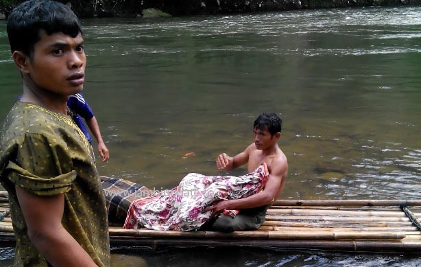 Jenazah korban dibawa menggunakan perahu dari dalam sungai Tembesi sore tadi (19/12)