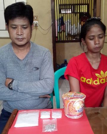 Tersangka dan barang bukti saat diamankan di Mapolresta Jambi