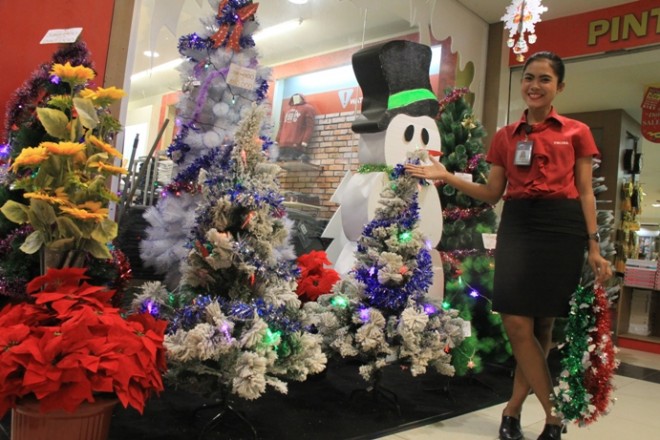 Pernak-pernik natal yang sudah banyak ditemuka di mal-mal di Kota Jambi
