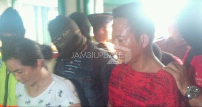 Diding, DPO Bandar Narkoba yang tertangkap di Jawa Barat pada Kamis (5/11), saat tiba di Jambi.
