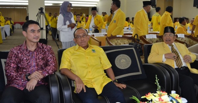 Zumi Zola, ARB dan Zoerman Manap saat menghadiri acara Musda DPD I Golkar Provinsi Jambi Minggu (20/12) di Novita Hotel Jambi