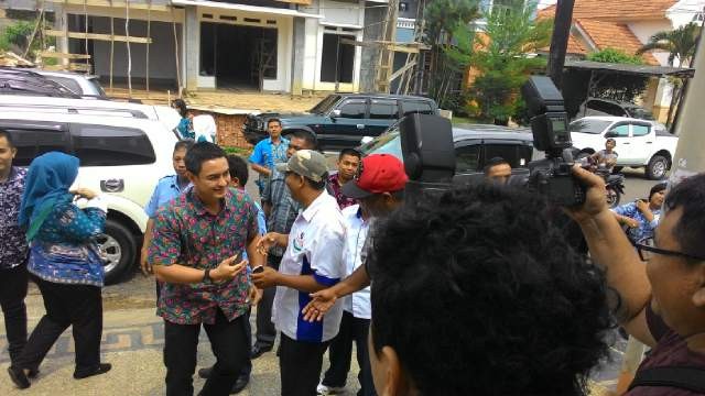 Zumi Zola baru sampai di kediamannya di Puri Mayang 