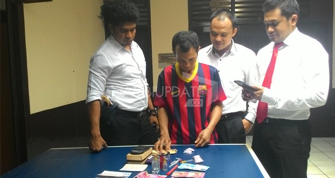 Dedi Rahman (37), Bandar narkotika jenis ekstasi.