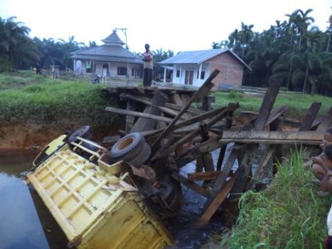 Sebuah truk masuk ke dalam sungai di Dendang karena jembatan kayu yang dilewati tidak sanggup menampung beban