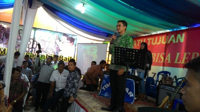 Zola memberi sambutan saat acara open houe di kediamannya di Puri Mayang (21/12)