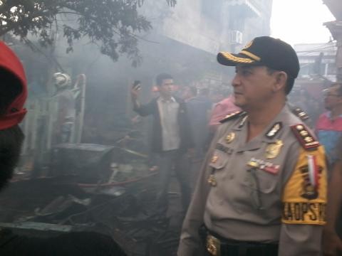 Kapolresta Jambi AKBP Bernard Sibarani memantau kebakaran di Kasang, Jambi Timur Selasa sore (22/12)