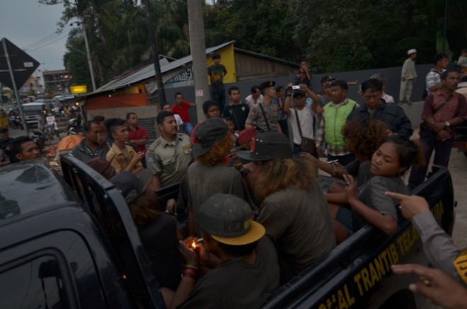 Kawanan anak punk yang sudah dua hari mangkal di depan SPBU Simpang Pucuk diangkut ke Dinas Sosial Kota Jambi karena sudah meresahkan warga sekitar Selasa (22/12)
