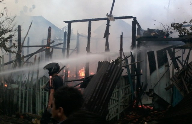 Rumah bedeng di Kasang tinggal puing setelah dilalap Si Jago Merah Selasa sore ini (22/12)