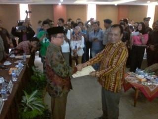 Fachrori Umar menerima hasil penetapan pemenang Pilkada dari Ketua KPU Provinsi Jambi M Subhan Rabu (23/12)