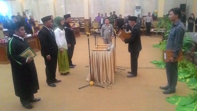 Pelantikan anggota DPRD Tanjab Timur pengganti Romy Haryanto, Roby Nahliyansah dan Gatot Soemarto Rabu (23/12)