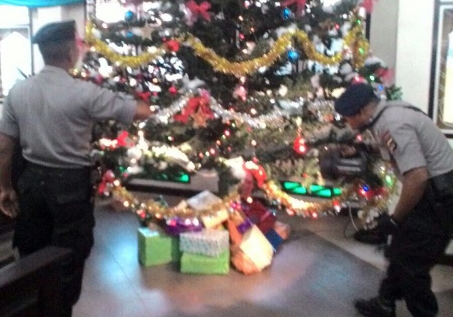 Unit Jibom Gegana Brimob Polda Jambi, Kamis (24/12) sore melakukan sterilisasi sejumlah tempat ibadah di Kota Jambi