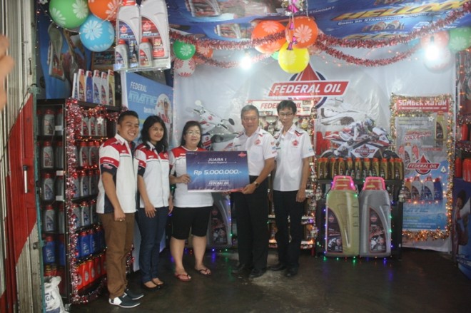 Direktur PT SSP, Tony Attan foto bersama owner Sumber Motor, Susi sebagai pemenang Kompetisi Federal Oil di Jambi