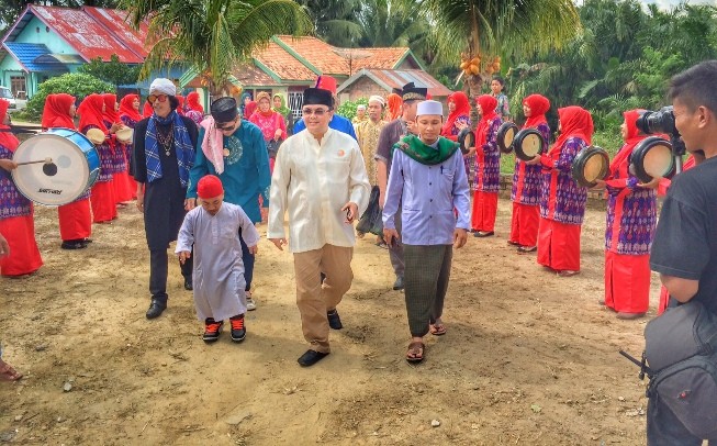 IW disambut tarian rebana oleh ibu-ibu BKMT Kecamatan Meston saat diundang menghadiri acara Maulid Nabi di Desa Tanjung Pauh Talang Pelita,  Kecamatan Mestong Jumat (25/12)