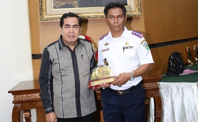 Wako AJB didampingi Kadishubkominfo Kota Sungai Penuh, Haidir usai menerima penghargaan WTN Tahun 2015